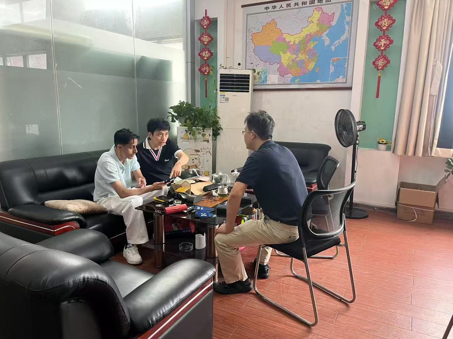 ลูกค้าของซาอุดิอาระเบียเยี่ยมชม Nuote Metals – เสริมสร้างความร่วมมือด้านหมุดย้ำกึ่งท่ออะลูมิเนียมและตาไก่ทองเหลือง